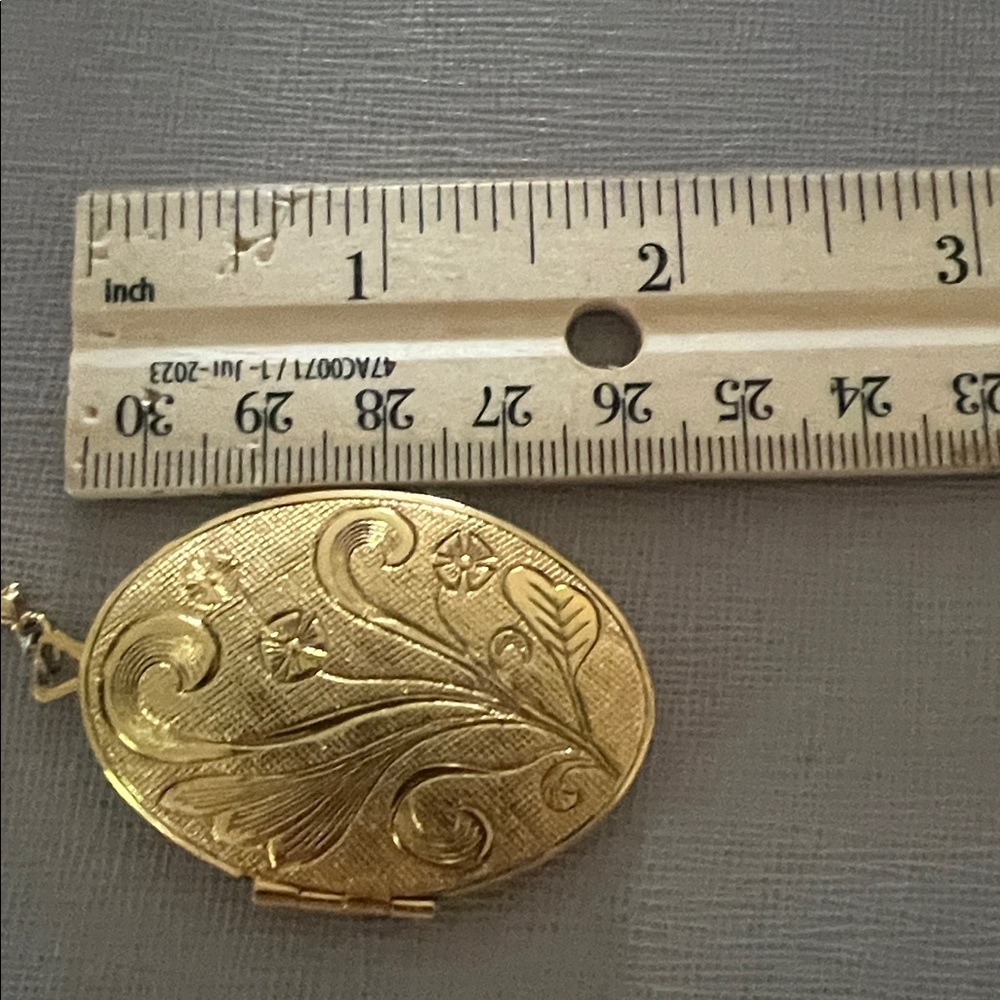 Gold Flower Oval Locket Necklace - Picture 5 of 6